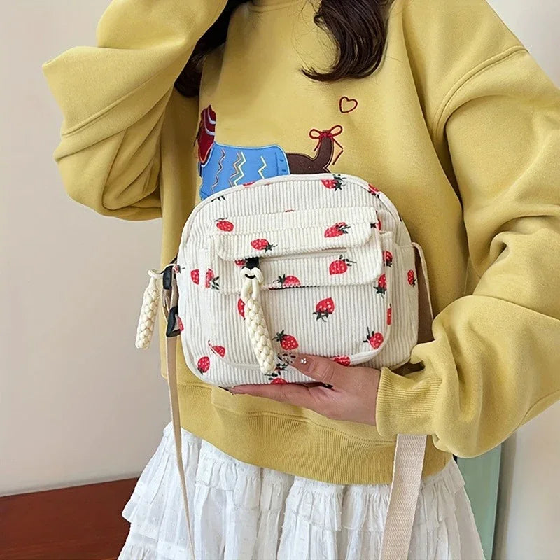 Geantă Crossbody cu Model Căpșuni – Compactă și Practică
